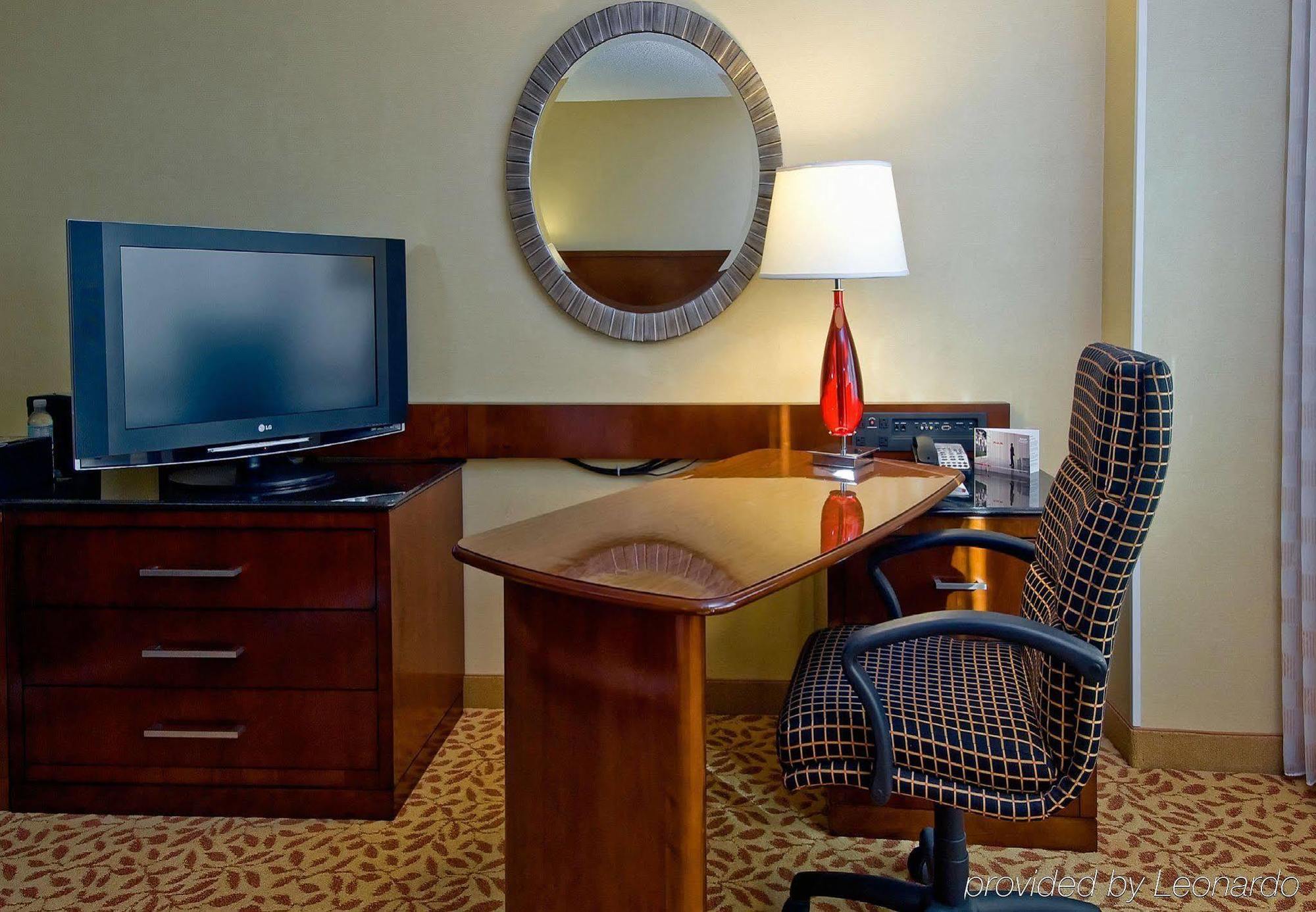 Bakersfield Marriott At The Convention Center Hotel Room photo